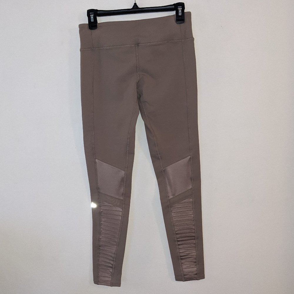 NWOT Alo Yoga Moto Leggings in Olive Branch Sz M - Picture 3 of 7